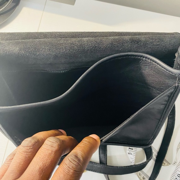 Coach Willis Bag Purse #9927
Black Leather Brass Buckle
Hungary Vintage 90s - Picture 11 of 12